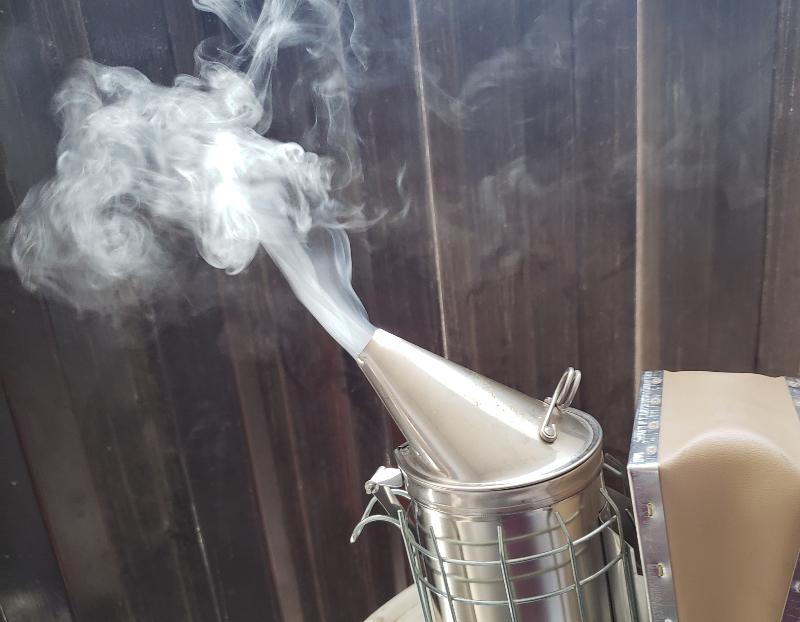 High-quality burlap smoker fuel for bee hive maintenance 2lb packaging