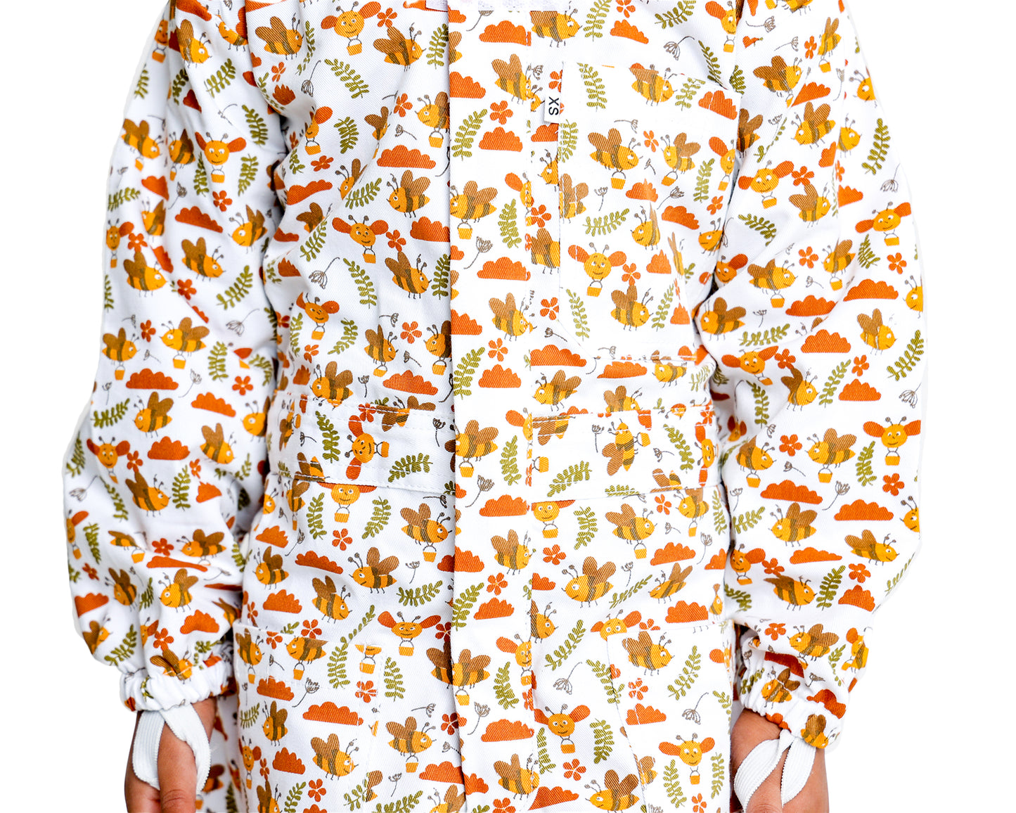 Children’s beekeeping suit made of soft, cotton fabric with a printed design. The suit includes a protective veil and is designed to be gentle on kids’ skin while providing tough protection against bee stings.”