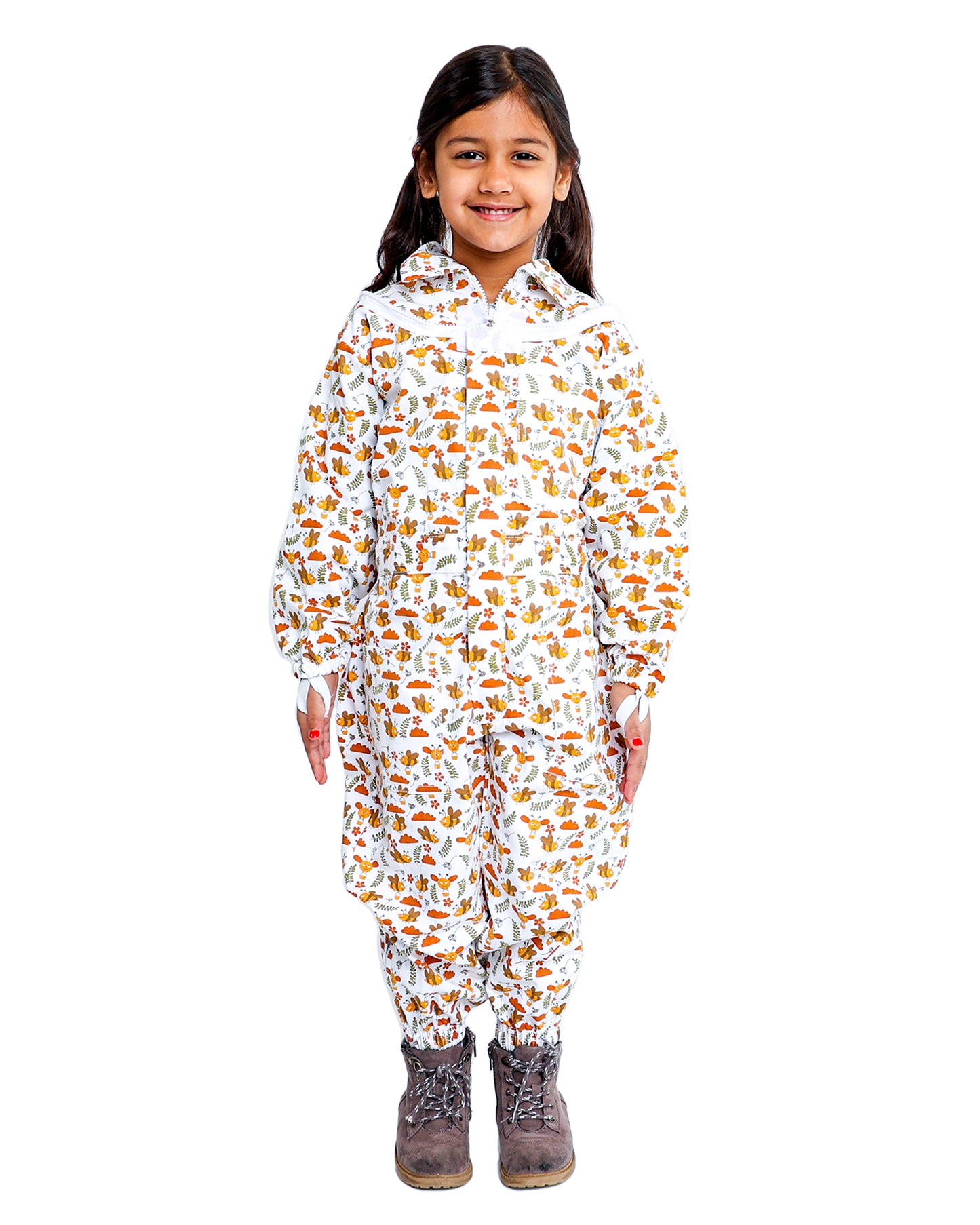 
                  
                    Children’s beekeeping suit made of soft, cotton fabric with a printed design. The suit includes a protective veil and is designed to be gentle on kids’ skin while providing tough protection against bee stings.”
                  
                