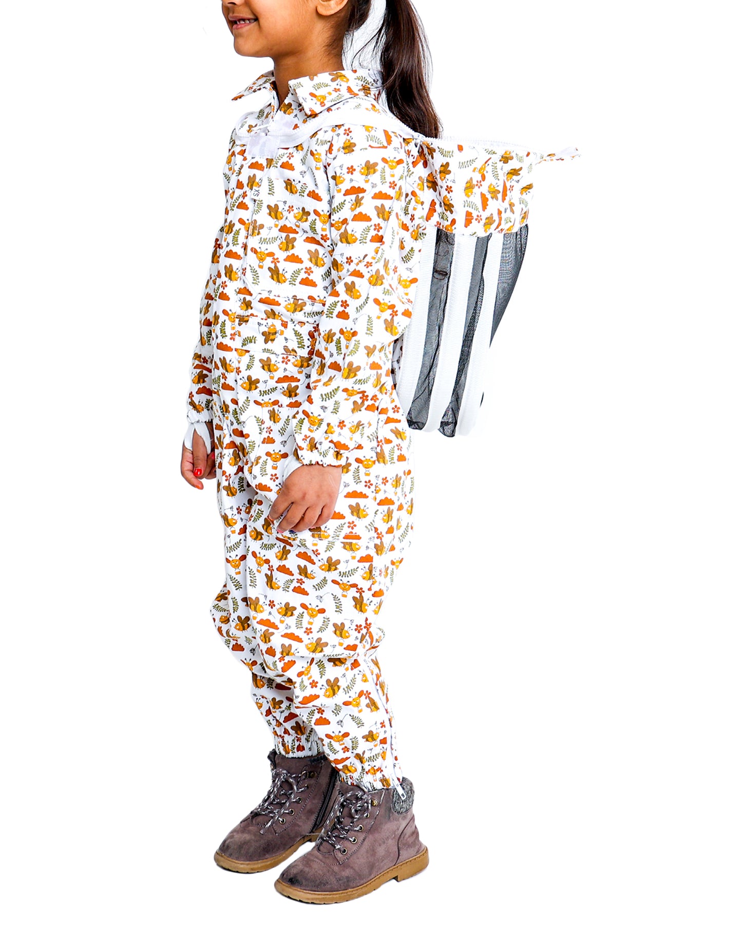 
                  
                    Children’s beekeeping suit made of soft, cotton fabric with a printed design. The suit includes a protective veil and is designed to be gentle on kids’ skin while providing tough protection against bee stings.”
                  
                