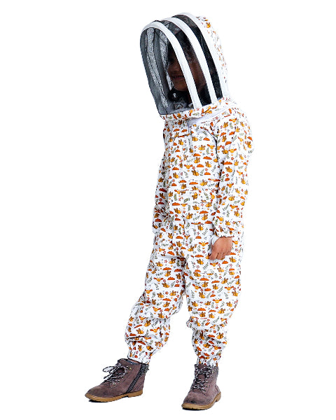 Children’s beekeeping suit made of soft, cotton fabric with a printed design. The suit includes a protective veil and is designed to be gentle on kids’ skin while providing tough protection against bee stings.”